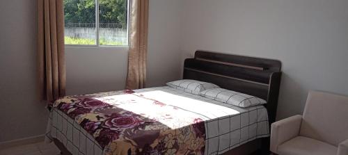 巴纳内拉斯Casa espaçosa excelente para família com crianças的窗户客房内的一张床位