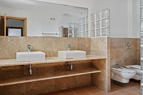卡拉加尔达纳Prinsotel Villas Cala Galdana的一间带两个盥洗盆和卫生间的浴室