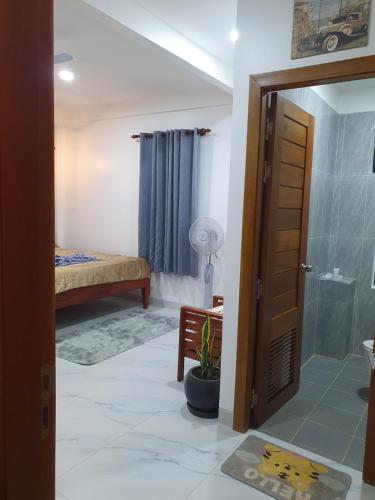 Phumĭ Ta PhŭlKittya Homestay的浴室设有1间带1张床和淋浴的卧室