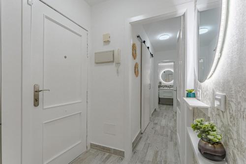 厄尔梅达诺TULUM MEDANO BEACH的白色的浴室设有白色门和水槽