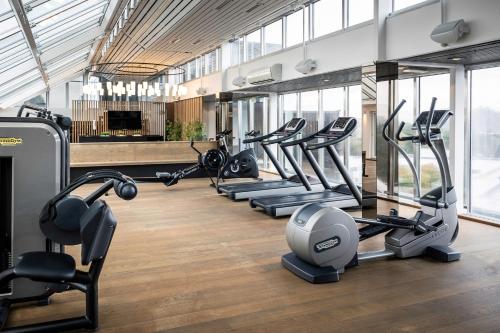 卑尔根爱德华格里格品质酒店的健身房设有跑步机和椭圆机