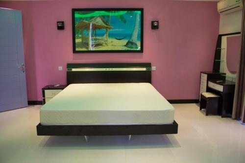 弗利康弗拉克特里博德公寓的卧室配有一张粉红色墙壁上的床铺