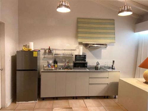 查梅Cacao Luxury Suite in Coronado的厨房配有冰箱和微波炉。