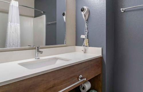 迈尔斯堡Extended Stay America Premier Suites - Fort Myers - Airport的一间带水槽和镜子的浴室