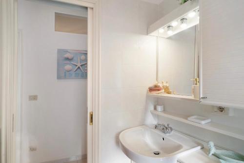 博尔迪盖拉Gli Orti sul mare 1的白色的浴室设有水槽和镜子