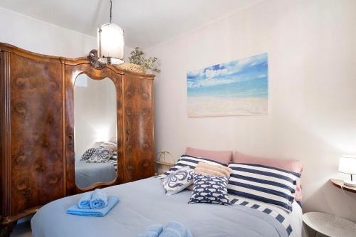 博尔迪盖拉Gli Orti sul mare 1的一间卧室配有一张带大镜子的床