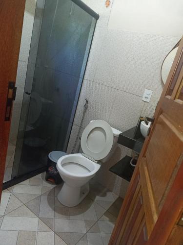 Morro dʼAntaCasa de Andressa的一间带卫生间和淋浴的浴室