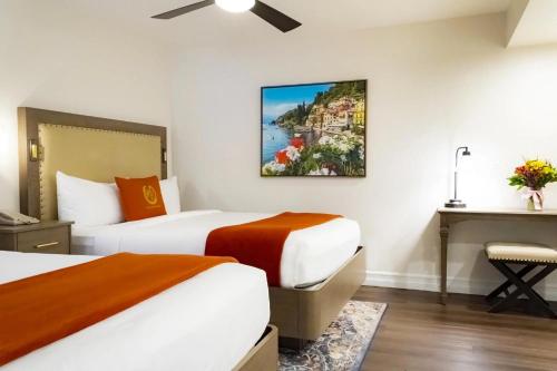 拉斯维加斯WG Flamingo_Bay Resorts的酒店客房配有两张床和一张书桌