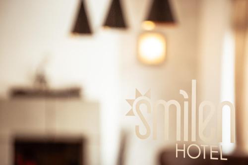 斯莫梁Hotel Smilen的带壁炉的客厅的模糊图片