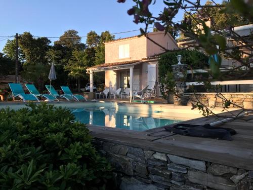 圣玛丽亚波焦CHAMBRE HOTES CARPE DIEM的一座带游泳池和房子的别墅