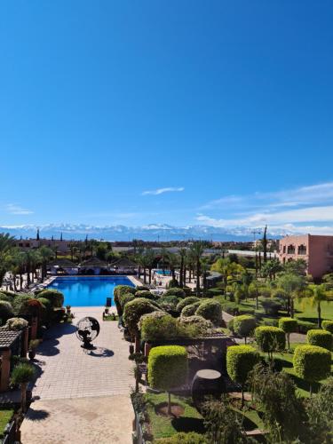 马拉喀什Kenzi Menara Palace & Resort的享有度假村游泳池的景致。