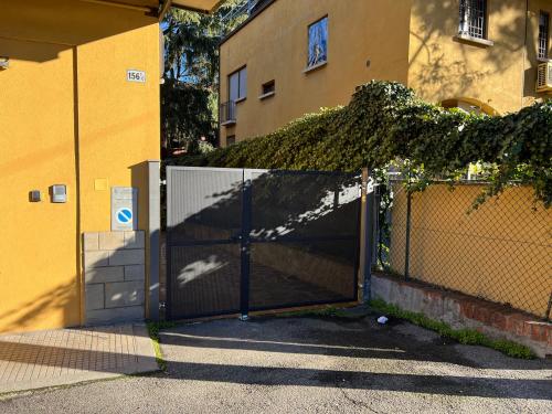 博洛尼亚Casa Francia Emilia Levante的通往带栅栏的建筑的门