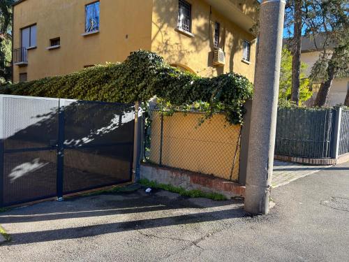 博洛尼亚Casa Francia Emilia Levante的一座建筑旁边长着常春藤的围栏