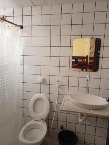 马塞约Poutur Pousada的一间带卫生间和水槽的浴室