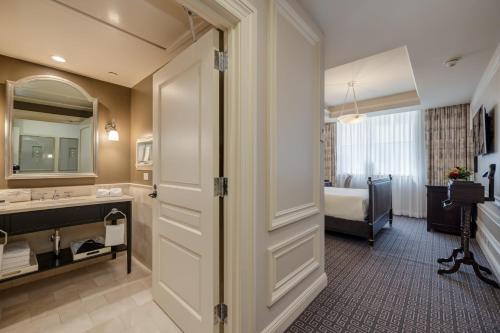 华盛顿杰佛逊酒店的一间带水槽和镜子的浴室