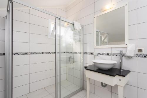 厄吕代尼兹Golden Heights 5的白色的浴室设有水槽和镜子