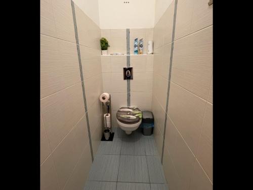 尼赖吉哈佐Casa Blanca的一间小浴室,在摊位设有厕所