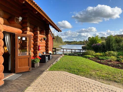 VidrižiKundziņu salas的小木屋设有门,享有湖景
