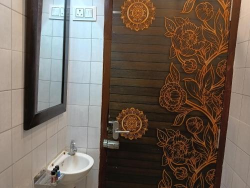 乌代浦Hostel Nirvana的一间带卫生间、水槽和门的浴室