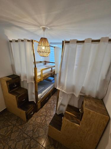 拉利伯塔德Sunset Surf Villa的配有一张床和吊灯的房间