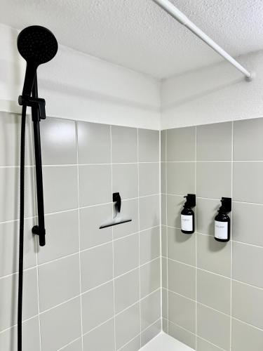 布雷根茨Stilvolles Wohnen am Hafen的浴室设有淋浴和2个肥皂瓶。