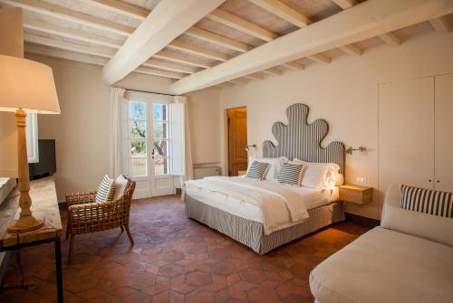 比博纳Villa La Salina的一间卧室配有一张床、一把椅子和一张沙发