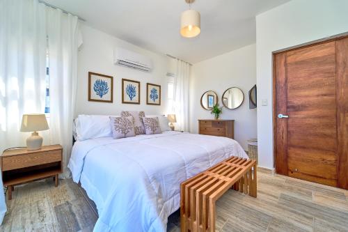 蓬塔卡纳Cana Brava Residences-Comfort Condo的一间卧室设有一张大床和木门