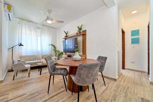 蓬塔卡纳Cana Brava Residences-Comfort Condo的客厅配有桌椅和沙发