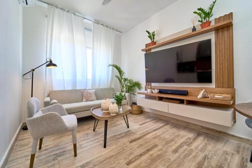 蓬塔卡纳Cana Brava Residences-Comfort Condo的带沙发和电视的客厅