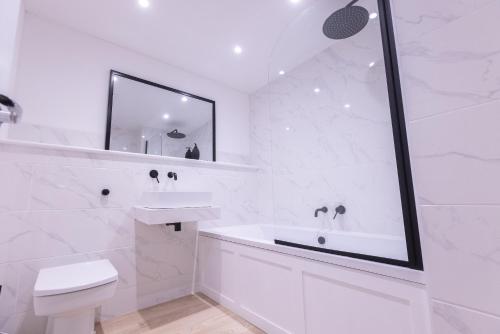 索厄比布里奇The Wagon Shed的白色的浴室设有水槽和镜子