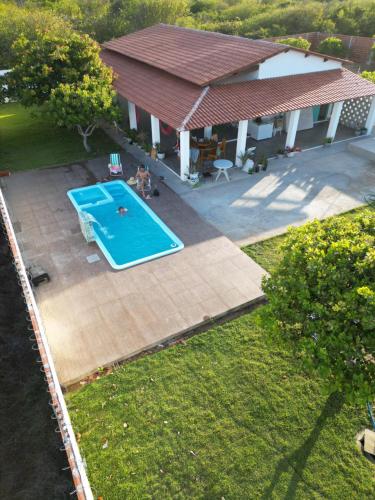 福廷Villa Romeu的房屋前游泳池的顶部景色