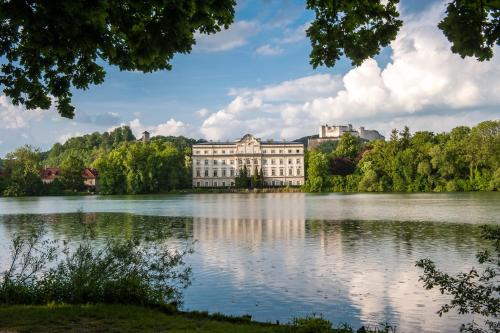 萨尔茨堡LUXURY STAY SALZBURG City的湖上一座大建筑