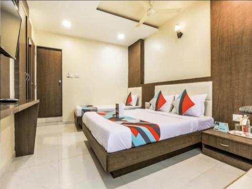 孟买HOTEL V.G的一间酒店客房 - 带一张床和一间浴室