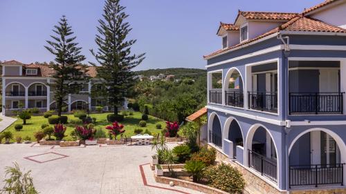 蒂锡利维索菲亚 - 伊奥塔一室公寓及公寓的一座带庭院和树木的大型蓝色房屋