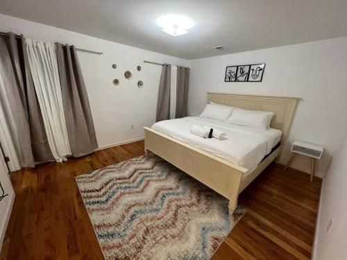 伊丽莎白NEwark Airport Elegant 3 Kings APT的一间卧室配有一张床,铺有木地板。