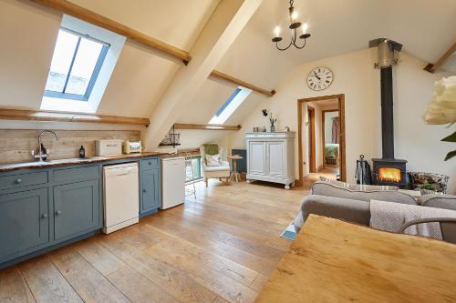 Cwm-duHost & Stay - Llewenau Draw的一间设有蓝色橱柜的厨房和一间客厅