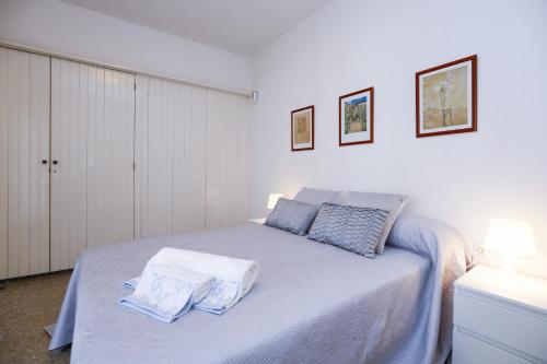 维拉福林New Reus Mediterrani的一间卧室配有一张床,上面有两条毛巾