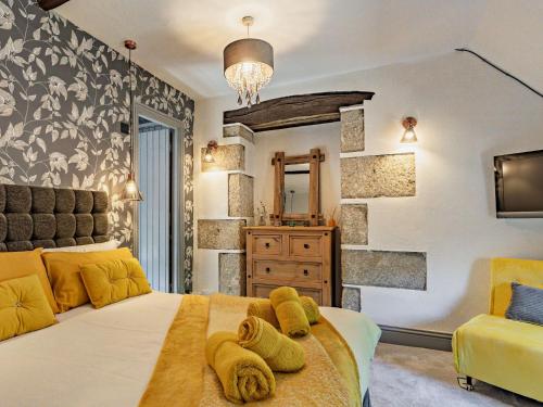 博德明3 Bed in Lanhydrock 90217的一间卧室配有一张带黄色枕头的大床