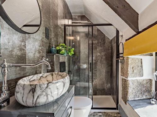 博德明3 Bed in Lanhydrock 90217的一间带大理石盥洗盆和淋浴的浴室