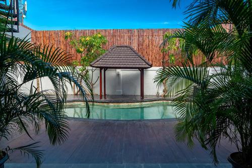 登巴萨Private Urban Villa Denpasar的一个带凉亭和棕榈树的游泳池