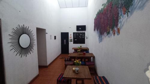 危地马拉安地瓜Hotel Posada Don Papagon的墙上设有桌子和镜子的房间
