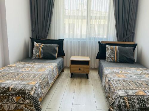 内夫谢希尔Apart Angel Suit 5的客房设有两张床和窗户。