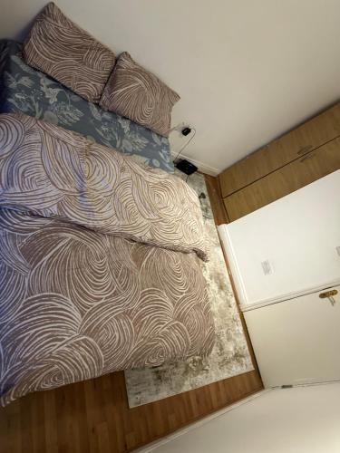 伦敦hsdfghgffhd的小房间的床,床罩和枕头