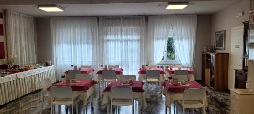 蒙泰伊索拉Hotel Bellavista Meublè的一间用餐室,内设桌椅