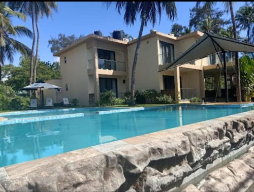 蒙巴萨Charchoma Restaurant的房屋前有游泳池的房子