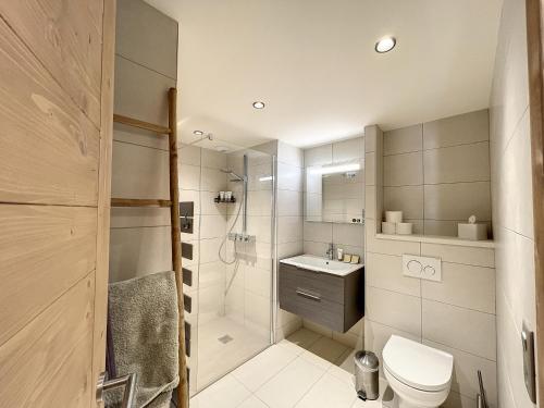 莱热STELLA - Les Gets - Centre village的带淋浴、卫生间和盥洗盆的浴室
