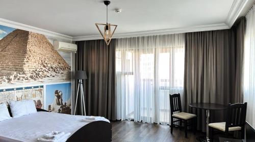 克尔贾利米扎酒店的一间卧室配有一张大床和一张桌子