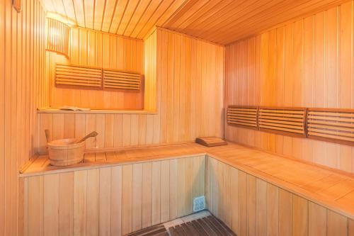 巴库Passage Art Hotel的一间带浴缸和水槽的桑拿浴室