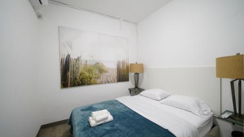 卡罗利纳Caribbean Stars的卧室配有一张挂在墙上的床铺