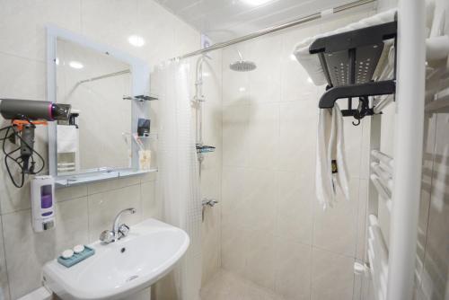 叶海格纳佐尔Eleven - 11的白色的浴室设有水槽和淋浴。